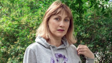 Ve 58 letech jsem se rozhodla najít si manžela přes seznamku. První — strašně smrděl, druhý přišel na schůzku s maminkou a před třetím… jsem stihla jen tak tak utéct