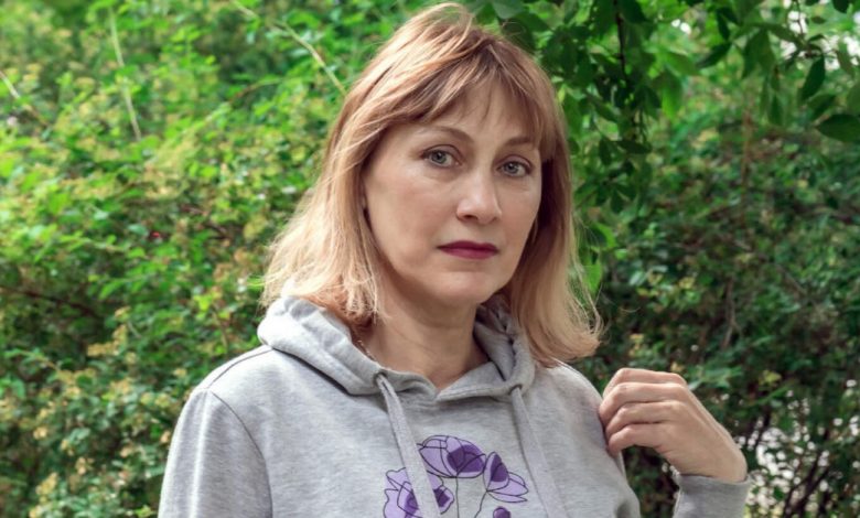 Ve 58 letech jsem se rozhodla najít si manžela přes seznamku. První — strašně smrděl, druhý přišel na schůzku s maminkou a před třetím… jsem stihla jen tak tak utéct