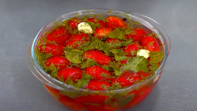 Dnes zalévám marinádou, zítra už jíme. Recept na rychlé nakládané rajčata