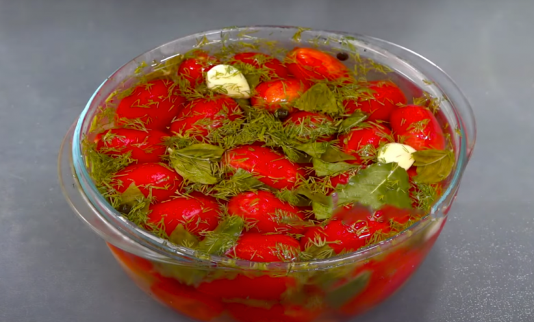 Dnes zalévám marinádou, zítra už jíme. Recept na rychlé nakládané rajčata Dnes zalévám marinádou, zítra už jíme. Recept na rychlé nakládané rajčata