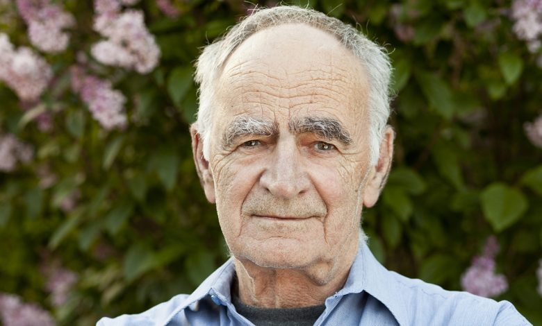 Bratr mojí matky je velmi laskavý člověk a těžko se smiřoval s tím, že nemůže synovi dát důstojný svatební dar Bratr mojí matky je velmi laskavý člověk a těžko se smiřoval s tím, že nemůže synovi dát důstojný svatební dar
