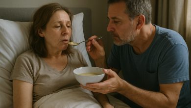 Po pěti letech péče o ochrnutou manželku jsem jednou zapomněl peněženku doma. Ale když jsem otevřel dveře… to, co jsem uviděl, mě srazilo na kolena