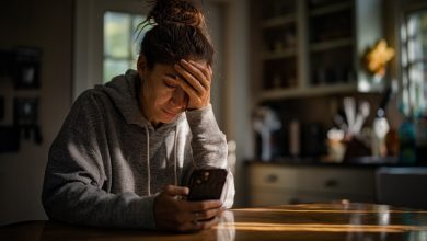 Manžel zavolal a řekl, že se zdrží v práci… ale když pozdě večer vstoupil do bytu, jeho třesoucí se ruce a věta „musíme si promluvit“ odhalily, co přede mnou skrýval mnoho let