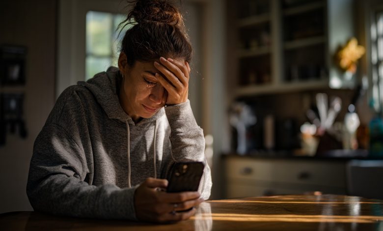 Manžel zavolal a řekl, že se zdrží v práci… ale když pozdě večer vstoupil do bytu, jeho třesoucí se ruce a věta „musíme si promluvit“ odhalily, co přede mnou skrýval mnoho let