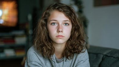 Vždycky jsem si myslela, že svou čtrnáctiletou dceru znám… dokud jsem jednou ve škole neotevřela její batoh a neviděla něco, z čeho se mi podlomily kolena