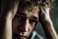 Čekala jsem na syna celou noc, a když konečně vstoupil do bytu, oči měl rudé a ruce se třásly. Sedl si naproti a pronesl…