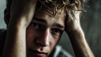 Čekala jsem na syna celou noc, a když konečně vstoupil do bytu, oči měl rudé a ruce se třásly. Sedl si naproti a pronesl…