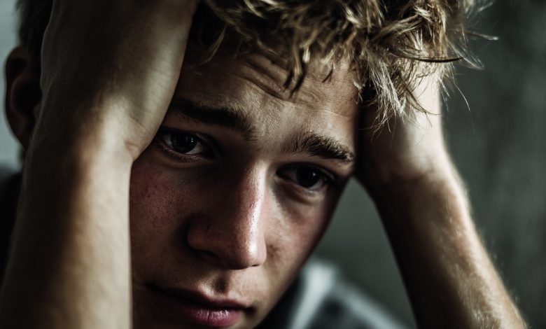 Čekala jsem na syna celou noc, a když konečně vstoupil do bytu, oči měl rudé a ruce se třásly. Sedl si naproti a pronesl…