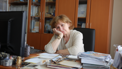 Prožila jsem ve firmě téměř 10 let, považovala kolegy za svou druhou rodinu… dokud jsem náhodou nezaslechla, co si o mně říkají za zavřenými dveřmi…