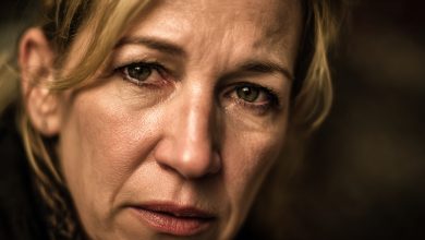 Té ráno jsem náhodou zvedla telefon, který zazvonil na manželově mobilu. Na druhém konci se ozval ženský hlas — klidný, sebejistý a vůbec nebyl překvapen, když mě slyšel