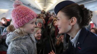 Pilot zdržel odlet. Nikdo nevěděl — o co jde. Ale jedna jediná věta v éteru dokázala uvést celé letadlo do ticha…
