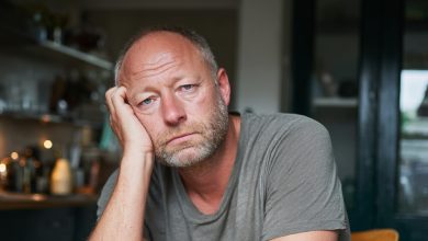 Odešel k mladší kolegyni a řekl, že se «zamiloval»… A o měsíc později se vrátil — protože si uvědomil, že život s ní je — ne pohádka, ale věčná párty a žádná večeře