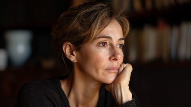 Můj syn řekl, že na školní oslavu místo mě půjde jeho nevlastní matka. Ale večer jsem slyšela v telefonu, jak pláče…