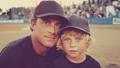 Uplynuly dva roky od chvíle, kdy odešla moje manželka — včera mi syn řekl, že ji viděl ve škole. Dnes jsem pro něj jel… a to, co jsem uviděl, změnilo vše…