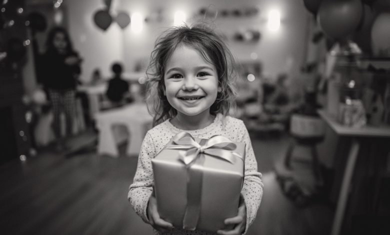 Bývalý manžel přišel na narozeniny naší dcery s obrovskou krabicí. Dcera pištěla radostí. Ale pak řekl jednu větu… a oslava skončila slzami… Bývalý manžel přišel na narozeniny naší dcery s obrovskou krabicí. Dcera pištěla radostí. Ale pak řekl jednu větu… a oslava skončila slzami…