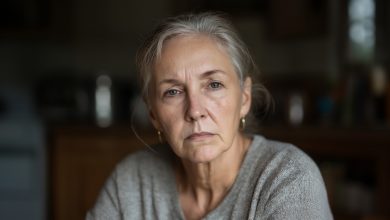 Po třiceti letech společného života mě manžel opustil kvůli své dávné přítelkyni z mládí. Tehdy jsem netušila, že tento úder otevře dveře k tajemstvím, která mnou otřesou víc než samotná nevěra