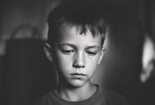 Když se syn vrátil ze školy v slzách a zašeptal: „Mami, říkali, že jsme chudí…“ — něco se ve mně zlomilo. Ale právě tato věta vše změnila…