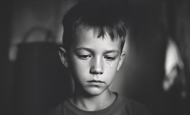 Když se syn vrátil ze školy v slzách a zašeptal: „Mami, říkali, že jsme chudí…“ — něco se ve mně zlomilo. Ale právě tato věta vše změnila…