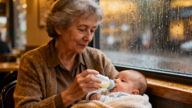 Ten deštivý den jsem se zastavila v kavárně, abych nakrmila plačící vnučku, ale místo vřelého přivítání jsem obdržela příliv negativity…a pak se k nám ozval rázný mužský hlas — a po jeho slovech v kavárně zavládlo ticho…