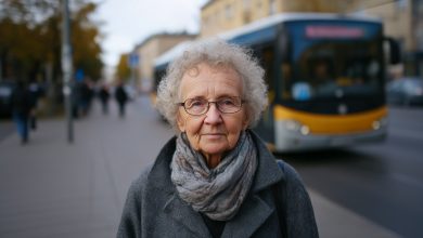 Na zastávce plakala babička do telefonu: «Vnuku, samozřejmě, že převedu…» — ale to, co se stalo dál, mě ohromilo…