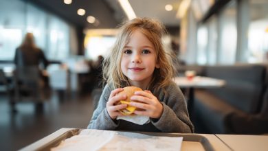 Mama přivedla dceru poprvé do McDonald’s. A tento den se pro mě stal lekcí laskavosti