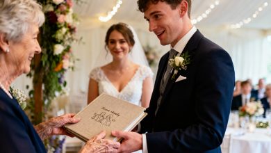 Když se můj vnuk oženil, mohla jsem mu dát jen rodinný fotoalbum, ale jeho reakce na můj dárek mě rozplakala…