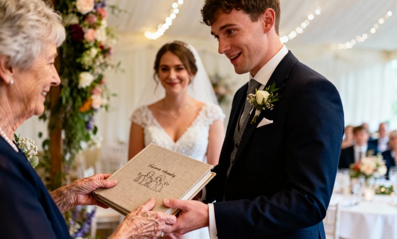 Když se můj vnuk oženil, mohla jsem mu dát jen rodinný fotoalbum, ale jeho reakce na můj dárek mě rozplakala…