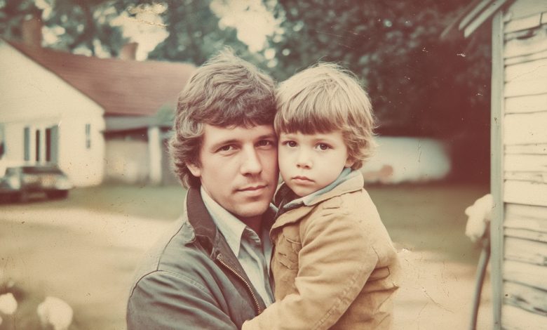 Když mi bylo 18 let, můj vlastní otec mě vyhodil z domu. Po letech můj syn zaklepal na jeho dveře — a udělal něco, co jsem vůbec nečekal
