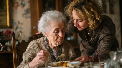 Pečovala jsem o svou nevlastní matku, zatímco její vlastní syn ani nereagoval na telefonáty… Ale právě on se na mě první utrhl po pohřbu — kvůli tomu, co našel v jejích věcech