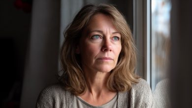 Myslela jsem, že manžel zůstává v práci déle kvůli našemu klidnému stáří. Ale sousedka mi otevřela oči na to, kde doopravdy tráví večery…