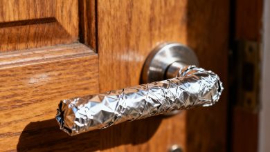 Nečekaný důvod, proč jsem omotala sousedovu kliku hliníkovou fólií