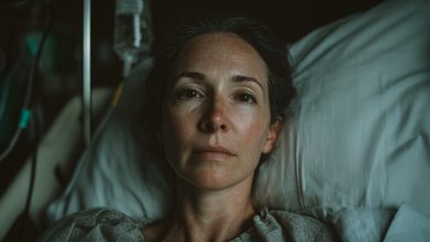 Ztratila jsem vědomí na ulici. Probudila jsem se v nemocnici — vedle mě seděl neznámý muž a držel mě za ruku. Zavolal záchranku a přijel se mnou. Za hodinu přišel manžel. Když uviděl toho muže — zbledl… Ukázalo se, že ten muž byl…