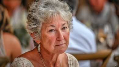 Na svatbě svého syna jsem seděla na konci sálu, jako bych byla náhodnou známou, a ne jeho matkou. A pak se stalo něco, na co nikdo z nás nebyl připraven…