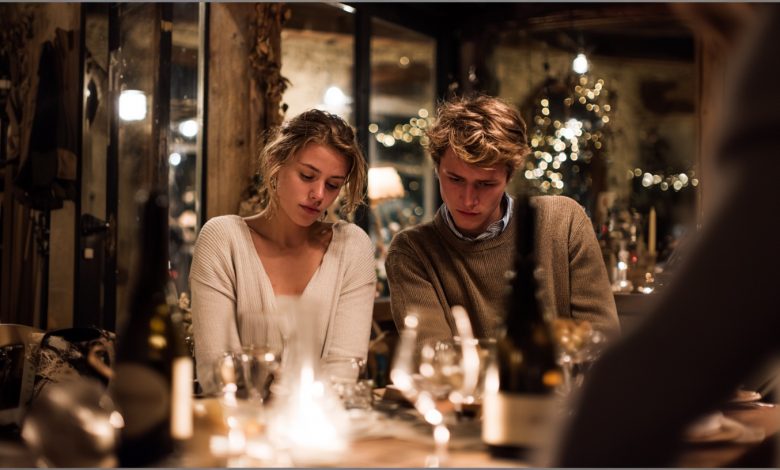 Číšník nám s přítelkyní pokazil večer v restauraci, a na konci požadoval poplatek za službu, která nebyla. Odmítl jsem — a následky mě překvapily…