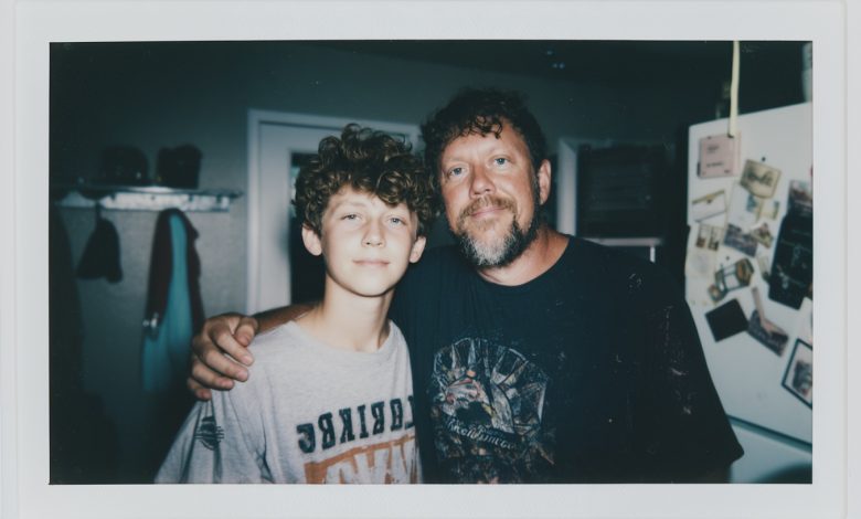 Považoval jsem svého otce za neschopného, protože mi nekoupil iPhone. O týden později prodělal infarkt. V nemocnici jsem potkal jeho šéfa a to, co mi řekl, mi zlomilo srdce…