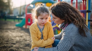 Pětiletá holčička si stěžovala na silnou bolest břicha, a když ji matka přivezla do nemocnice, lékař náhle řekl: “madam, právě teď volám policii”!