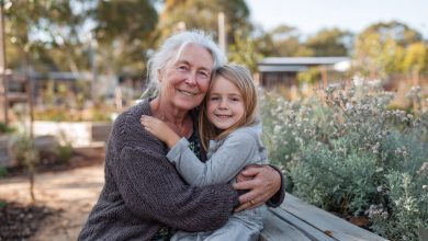 Moje dcera s manželem odjeli na cestu a nechali mě, abych se postarala o vnučku. Když jsem ji ukládala ke spánku, šeptem mi položila otázku, ze které mi zatrnulo srdce…