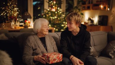 Vnuk se najednou začal zajímat o mou minulost — chodil, zapisoval si, znovu se ptal. Myslela jsem si, že je to školní projekt. Ale k mým sedmdesátým narozeninám mi dal dárek, který všechno změnil…