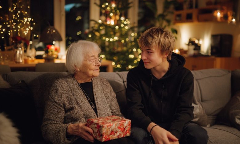 Vnuk se najednou začal zajímat o mou minulost — chodil, zapisoval si, znovu se ptal. Myslela jsem si, že je to školní projekt. Ale k mým sedmdesátým narozeninám mi dal dárek, který všechno změnil…