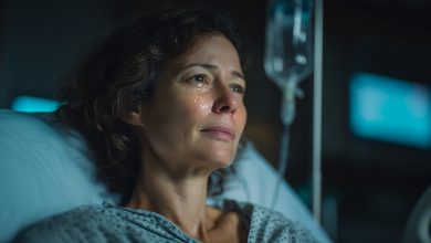 Je mi 50, ocitla jsem se v nemocnici se závažnou diagnózou. Manžel s dětmi odletěli na dovolenou: “Uzdrav se, my si odpočineme.” Ležela jsem sama po operaci a pak jsem udělala jeden telefonát. Pouze jeden. A ten telefonát změnil úplně všechno… Je mi 50, ocitla jsem se v nemocnici se závažnou diagnózou. Manžel s dětmi odletěli na dovolenou: “Uzdrav se, my si odpočineme.” Ležela jsem sama po operaci a pak jsem udělala jeden telefonát. Pouze jeden. A ten telefonát změnil úplně všechno…