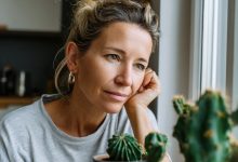 Poloviční sestra zdědila veškerý majetek otce a mě zbyl jen kaktus. Řekla mi: «Je ti 42 let a nedala jsi mu vnoučata. Nechť ti ta květina dělá společnost». Ale o devět týdnů později jsem při přesazování ztuhla…