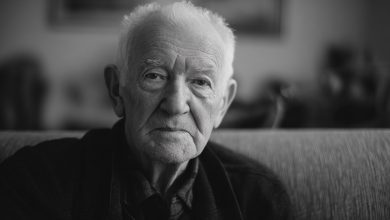 Dědeček mě vychovával po tragické smrti rodičů a vždycky mi říkal, že kromě něj nemám nikoho. Ale dva týdny po jeho pohřbu mi zavolali… a všechno, co jsem věděla o svém životě, se ukázalo být lží