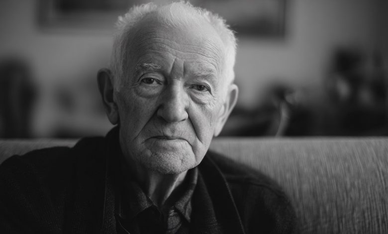 Dědeček mě vychovával po tragické smrti rodičů a vždycky mi říkal, že kromě něj nemám nikoho. Ale dva týdny po jeho pohřbu mi zavolali… a všechno, co jsem věděla o svém životě, se ukázalo být lží