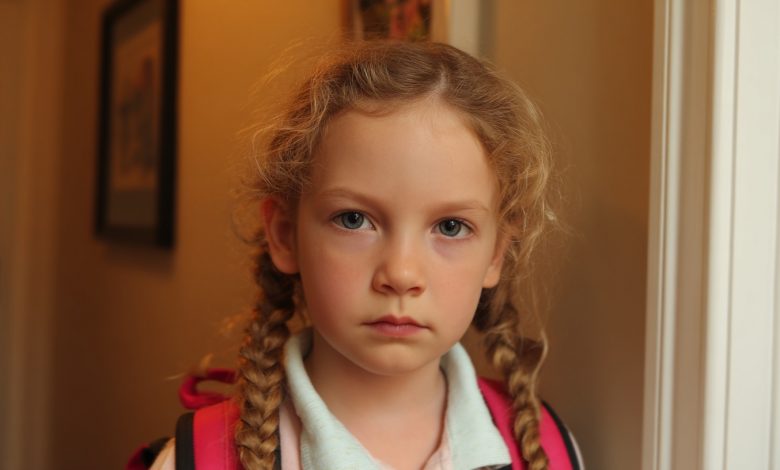 Vtrhl jsem do školy a požadoval vyhození učitelky za to, že přivedla mou dceru k pláči. A pak mi ukázala lístek z jejího batohu Vtrhl jsem do školy a požadoval vyhození učitelky za to, že přivedla mou dceru k pláči. A pak mi ukázala lístek z jejího batohu