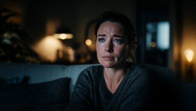 Dcera mi zavolala v slzách: “Mami, přijeď rychle, je mi špatně.” Nechala jsem všeho a spěchala přes celé město. Odemkla dveře svým klíčem a uviděla jsem scénu, kterou jsem nečekala. Ukázalo se, že mě nepozvala jen tak…