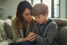 Syn řekl, že prostě zapomněl kolečkové brusle na dvoře. Nevěřili jsme mu… dokud jsem je o dva dny později neviděla tam, kde jsem je nejméně očekávala