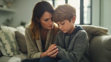 Syn řekl, že prostě zapomněl kolečkové brusle na dvoře. Nevěřili jsme mu… dokud jsem je o dva dny později neviděla tam, kde jsem je nejméně očekávala