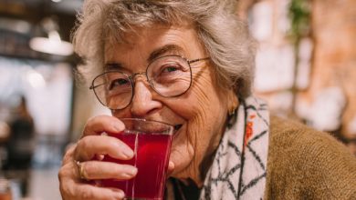 Zajištění příbuzní mého manžela pozvali moji maminku-důchodkyni na oslavu narozenin do restaurace a, jak je pro ně typické, “zapomněli” si peněženky. Ale maminka jim dala lekci, díky které nás už nikam nezvou…