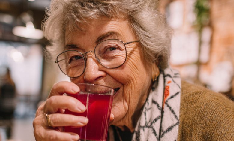 Zajištění příbuzní mého manžela pozvali moji maminku-důchodkyni na oslavu narozenin do restaurace a, jak je pro ně typické, “zapomněli” si peněženky. Ale maminka jim dala lekci, díky které nás už nikam nezvou…