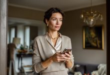 Manžel mi přeposlal seznam vánočních dárků od tchyně pro celou rodinu – všem drahé věci, a když jsem došla ke svému jménu, ztuhla jsem… Manžel viděl můj výraz a pochopil – tentokrát už zašla příliš daleko… Manžel mi přeposlal seznam vánočních dárků od tchyně pro celou rodinu – všem drahé věci, a když jsem došla ke svému jménu, ztuhla jsem… Manžel viděl můj výraz a pochopil – tentokrát už zašla příliš daleko…